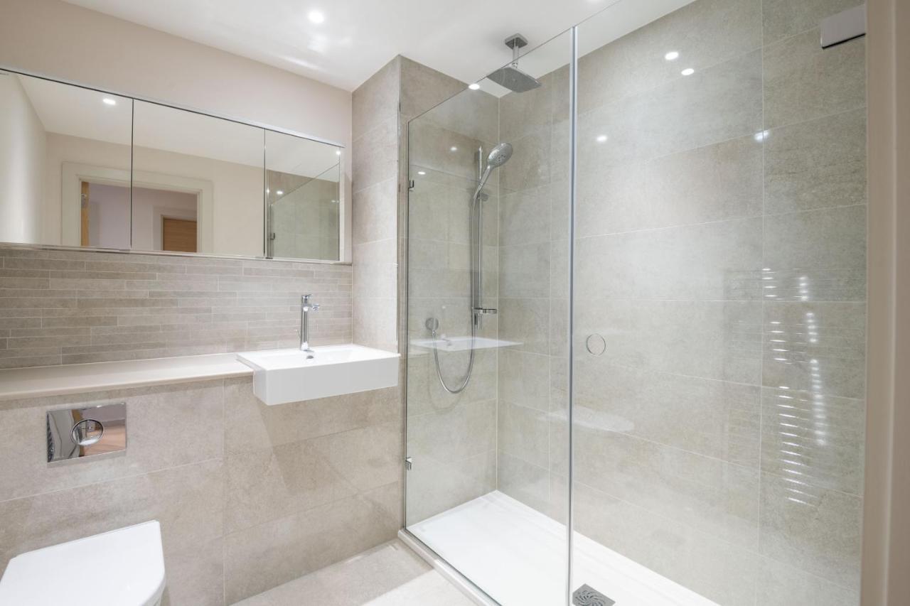 Modern Family Home Close To Victoria Station By Underthedoormat London Exteriör bild