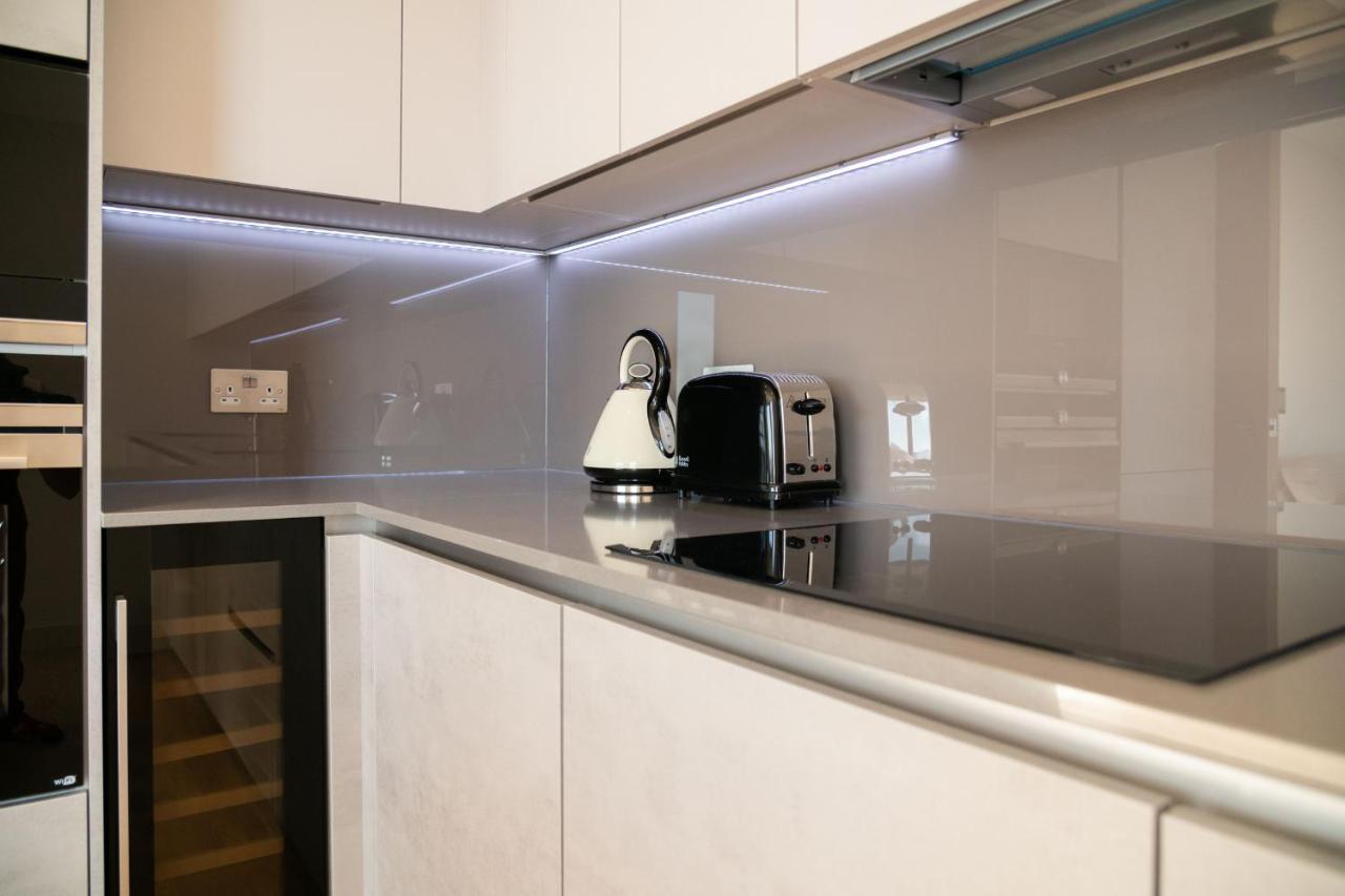 Modern Family Home Close To Victoria Station By Underthedoormat London Exteriör bild
